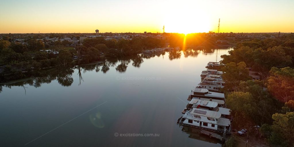 Photo of sunsetting over Mildura with thriver Murray and houseboats in the foreground. High camera angle. Stock photos of Mildura
